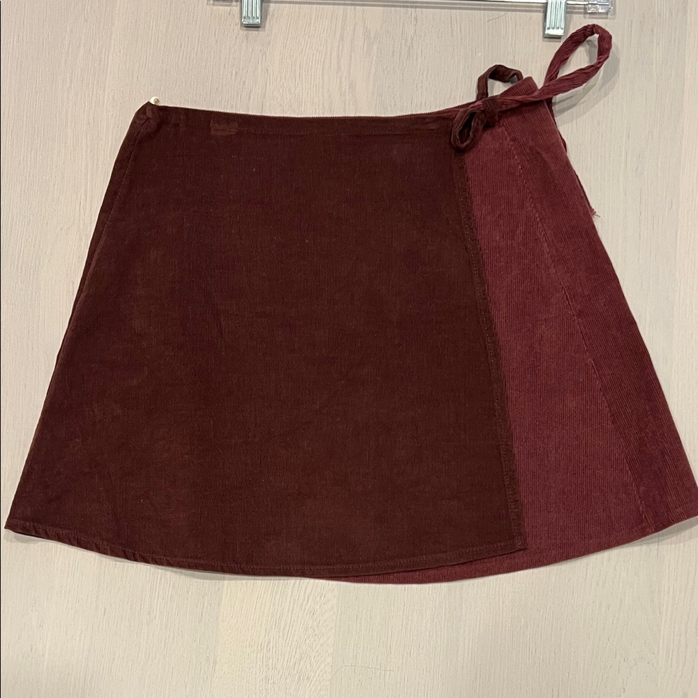 Elegant Two-Tone maroon Skirt size M/L